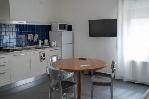 A kitchen or kitchenette at Sikelika Residence Sul Mare