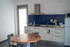 A kitchen or kitchenette at Sikelika Residence Sul Mare