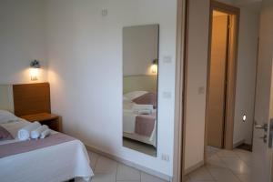 A bed or beds in a room at Sikelika Residence Sul Mare