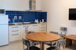 A kitchen or kitchenette at Sikelika Residence Sul Mare