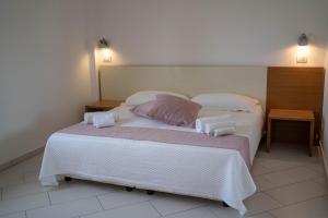 A bed or beds in a room at Sikelika Residence Sul Mare