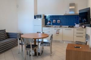 A kitchen or kitchenette at Sikelika Residence Sul Mare