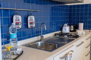 A kitchen or kitchenette at Sikelika Residence Sul Mare