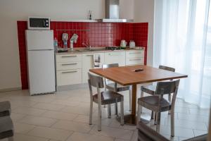 A kitchen or kitchenette at Sikelika Residence Sul Mare