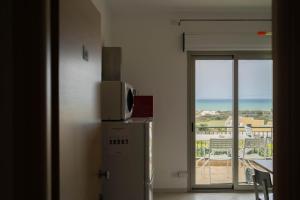 A kitchen or kitchenette at Sikelika Residence Sul Mare