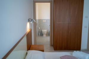 A bed or beds in a room at Sikelika Residence Sul Mare