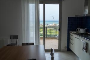 A kitchen or kitchenette at Sikelika Residence Sul Mare