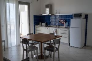 A kitchen or kitchenette at Sikelika Residence Sul Mare