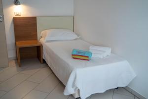 A bed or beds in a room at Sikelika Residence Sul Mare