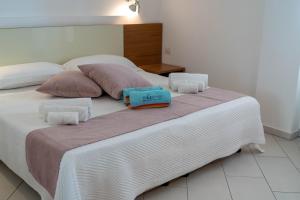 A bed or beds in a room at Sikelika Residence Sul Mare