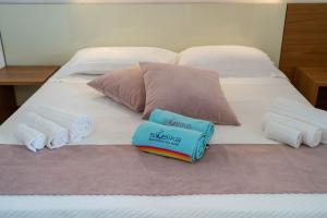 A bed or beds in a room at Sikelika Residence Sul Mare