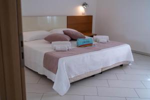 A bed or beds in a room at Sikelika Residence Sul Mare
