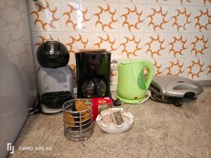 - un comptoir de cuisine avec une cafetière et d'autres appareils dans l'établissement Appartamenti Casa Nina, lago,montagne, uliveti, à Brenzone