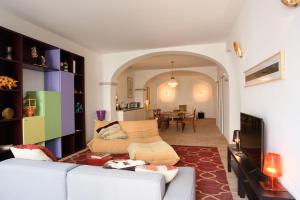 uma sala de estar com um sofá e uma mesa em Tavira Loft Almirante Design em Tavira