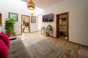 ein Wohnzimmer mit einem Sofa und einem Tisch in der Unterkunft Casa Francisca in Teguise