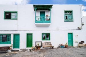 una persona mirando por la ventana de un edificio blanco en Casa Francisca en Teguise