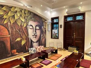 ein Zimmer mit einem großen Gemälde an der Wand in der Unterkunft Home Tea An Yên 3 in Ho-Chi-Minh-Stadt