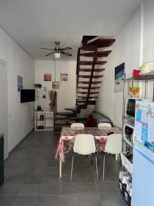 A television and/or entertainment centre at Casa vacanza Ferrara IUN P5547