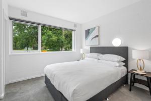 Voodi või voodid majutusasutuse Comfy 1-Bed Apartment with Courtyard Seating toas