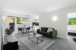 Istumisnurk majutusasutuses Comfy 1-Bed Apartment with Courtyard Seating