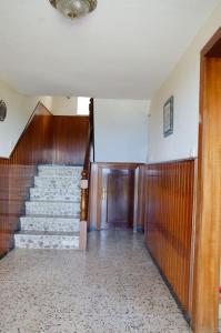 un pasillo con escaleras en un edificio en Villa Montedonigo, en Loiba