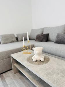 um urso de peluche branco sentado numa mesa numa sala de estar em Apartment Weikersheim IV em Weikersheim