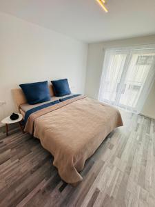 um quarto com uma cama grande e almofadas azuis em Apartment Weikersheim IV em Weikersheim