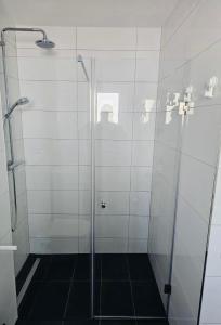 um chuveiro com uma porta de vidro na casa de banho em Apartment Weikersheim IV em Weikersheim