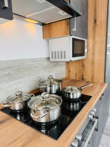 um grupo de panelas e frigideiras num fogão numa cozinha em Apartment Weikersheim IV em Weikersheim