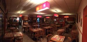 Hotel Les Voyageurs餐厅或其他用餐的地方