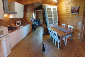 een keuken en eetkamer met een tafel en stoelen bij Knusse blokhut op groot en groen perceel @ Veluwe in Epe