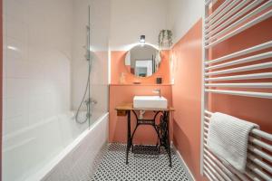 Bilik mandi di Mâcon Cozy / Appartement central 100m² / 8 pers