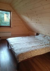 SułówにあるU Szwagra, domek całorocznyの窓付きの木造の部屋のベッド1台