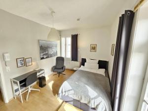 a bedroom with a bed and a desk and a chair at Stadtapartment HEF in Bad Hersfeld