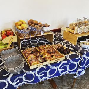 una mesa con muchos tipos diferentes de comida en ella en Albergo Campeggio Bommartini en Malcesine