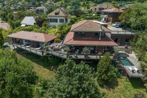 uma vista aérea de uma casa com um telhado em Lac d'Annecy villa d'exception avec accès au lac : Villa Hollywood em Sévrier