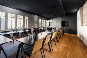 einen Konferenzraum mit langen Tischen und Stühlen in der Unterkunft Hôtel du Château Dinan - Originals Boutique in Dinan
