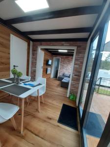 Habitación con mesa, sillas y pared de ladrillo. en Waldcamping Brombach, en Pleinfeld