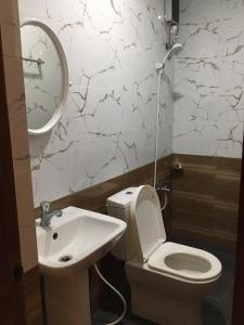 W łazience znajduje się toaleta, umywalka i lustro. w obiekcie GBU Loboc River Guesthouse w mieście Loboc
