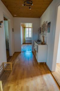 an empty living room with a wooden ceiling at Naturoase Säntisblick-Auszeit am Wald und Bach in Kradolf