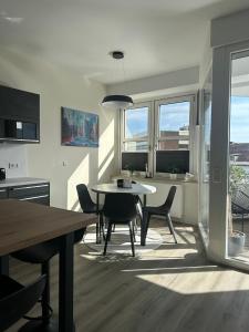 Una cocina y un comedor con mesa y sillas. en Ferienwohnung Kassel City, en Kassel