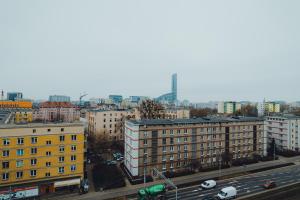 uma vista para uma cidade com edifícios e uma auto-estrada em Komfortowy Apartament W Centrum Wrocławia em Breslávia