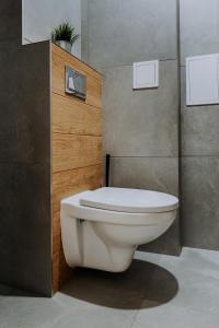 uma casa de banho com um WC branco num quarto em Komfortowy Apartament W Centrum Wrocławia em Breslávia