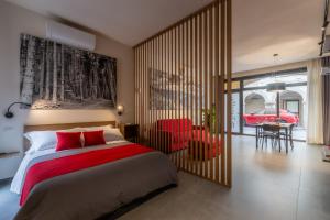 1 dormitorio con 1 cama, sillas rojas y mesa en Casa fiordaliso, en Pratovecchio