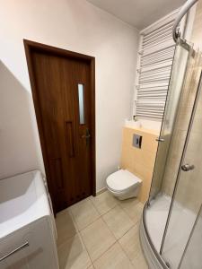 ein Bad mit WC und Glastür in der Unterkunft Cozy Apartment Wrzeszcz free parking! in Danzig