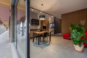 Una cocina y un comedor con mesa y sillas. en Casa fiordaliso, en Pratovecchio