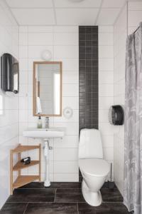 Koupelna v ubytování Hotell Hamnen + 26 fotografií