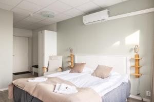 Postel nebo postele na pokoji v ubytování Hotell Hamnen