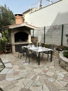 patio con tavolo e forno per pizza di Split Industrial Design Rooms a Spalato (Split)