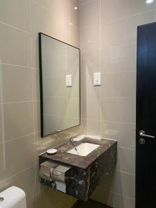 A313B Entire Room in Ayer Keroh في آير كيروه: حمام مع حوض ومرآة